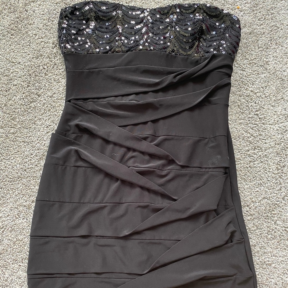 Mini black dress with sequins. Size M.